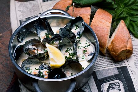 Мидии в раковинах в соусе на выбор