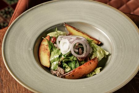 Салат с говядиной и вялеными томатами