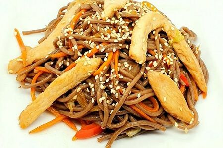 Гречневая лапша с курицей и овощами