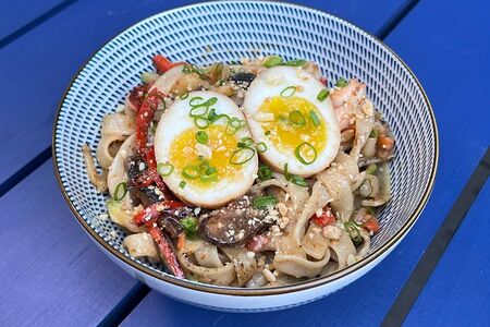 Лапша с ореховым соусом и тигровой креветкой