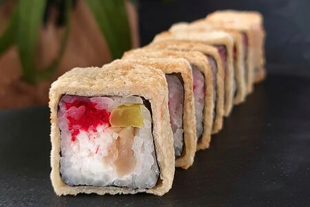 Горячий ролл Хитоши со снежным крабом и масляной рыбой