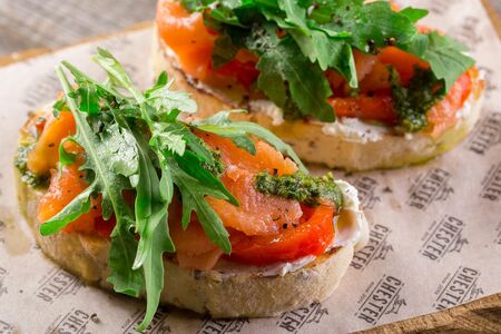 Брускетта с форелью и печёным перцем