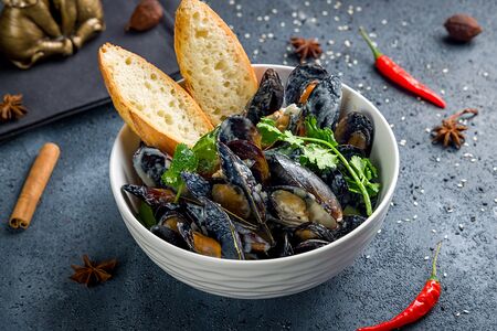 Мидии с чиабаттой в соусе