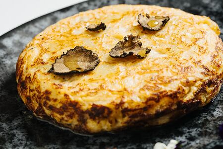 Тортилья де пататас с черным трюфелем