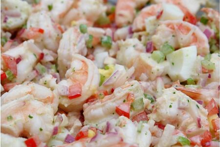 Салат Каравелла с креветками и копченым лососем