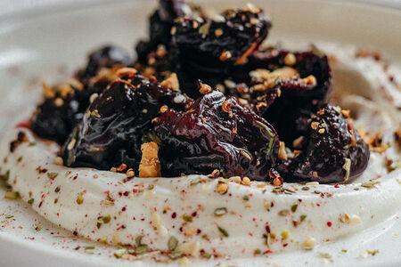 Вяленая свекла с тахини лабне