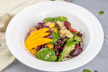 Салат с киноа и манго