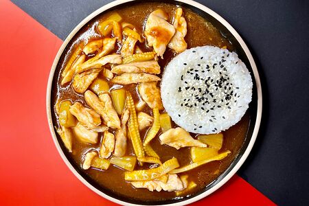 Курица с ананасом в кисло-сладком соусе с рисом и овощами