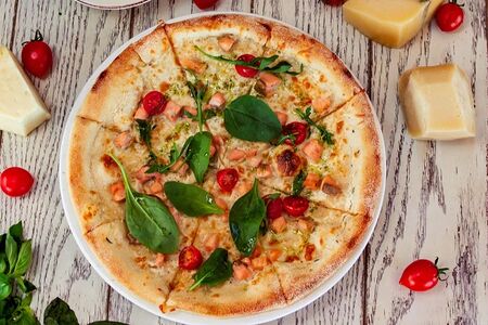 Пицца с лососем