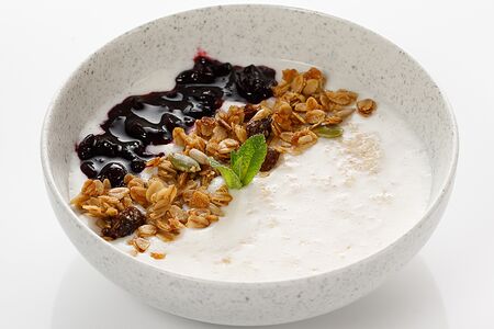 Каша овсяная с гранолой и вареньем из черной смородины