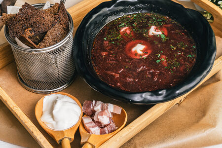 Борщ с пельменями