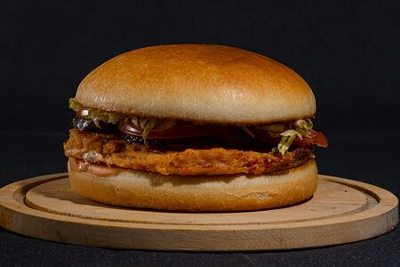 Бургер с куриной котлетой