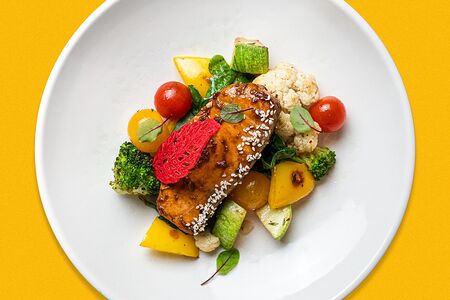 Лосось, сезонные овощи