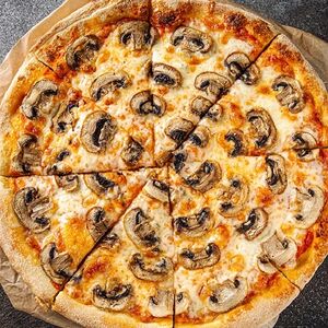 Пицца с грибами и пармезаном