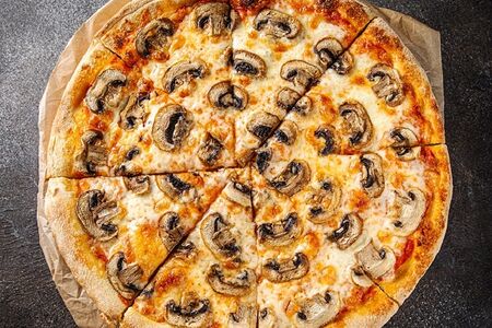 Пицца с грибами и пармезаном