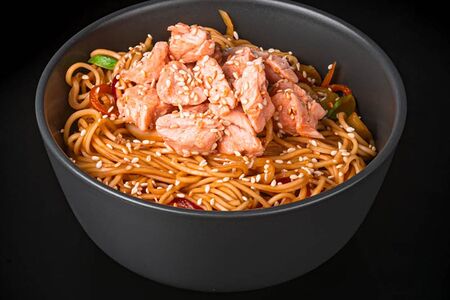 Яичная лапша с лососем в устричном соусе