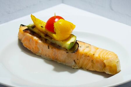 Стейк из семги с овощами на гриле