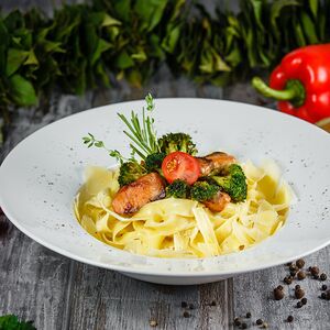 Фетучини с брокколи и семгой