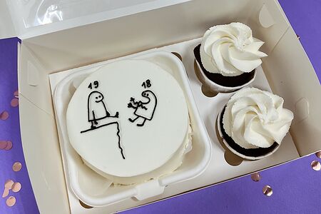 Набор №7 Бенто и 2 капкейка Красный бархат с клубникой