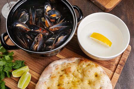 Мидии в винном соусе с хрустящей фокаччей