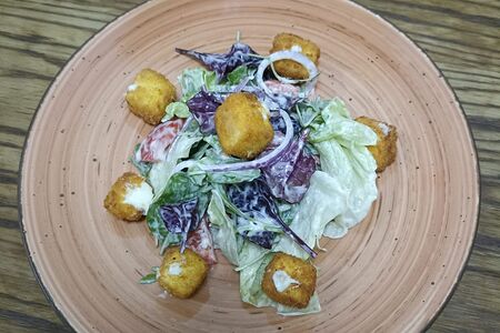 Салат с жареным сыром