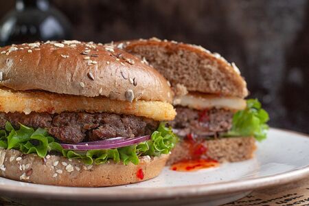 Уилл Роджерс с сырной котлетой