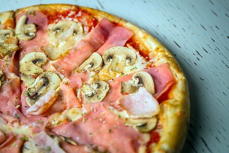 Пицца Грибы с ветчиной