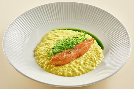 Лимонное ризотто с копченым лососем