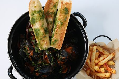 Мидии в томатном соусе с багетом и картофелем фри