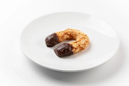 Пирожное рогалик марципановый