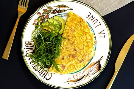 Омлет с лососем и авокадо