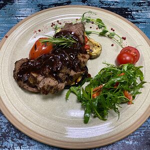 Телятина из печи под луковым соусом