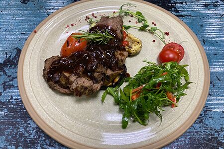 Телятина из печи под луковым соусом