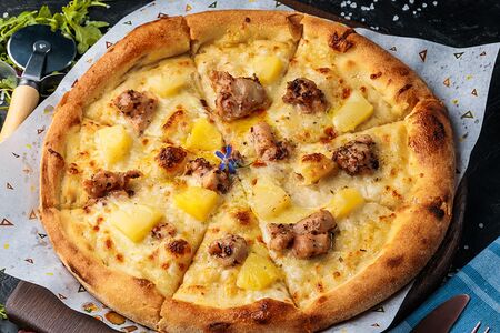 Пицца с курицей и ананасом