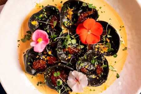 Пельмени с крабом и красной икрой