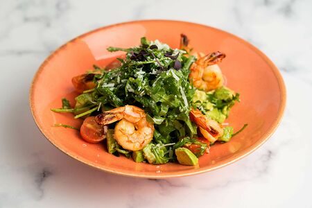 Салат из креветок и авокадо