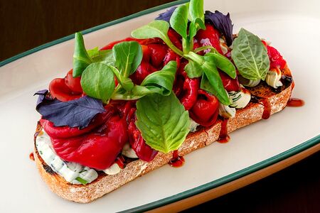 Брускетта с печеным перцем