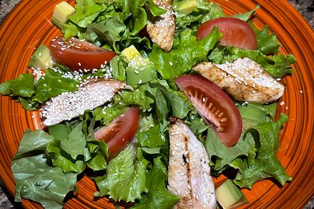 Салат с маринованной грудкой