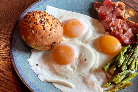 Глазунья с беконом