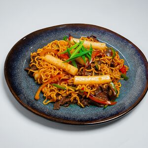 Wok рамен с токпокки