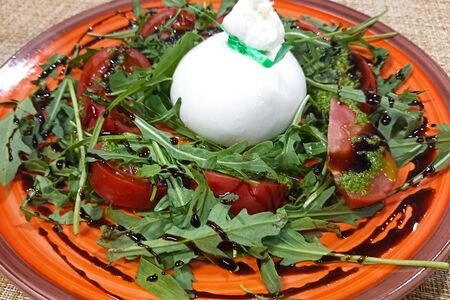 Буратта со сладкими томатами