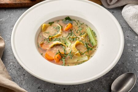 Наваристый говяжий бульон с тортеллини