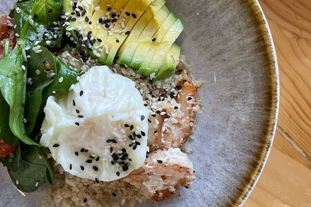 Киноа боул с авокадо, яйцом пашот и креветками