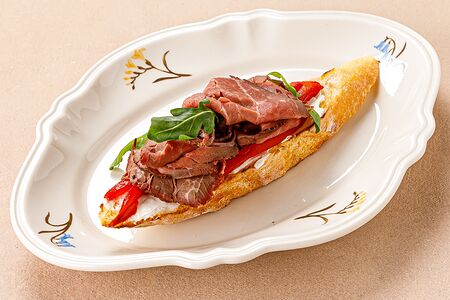 Брускетта с ростбифом, печёным перцем и трюфельной пастой