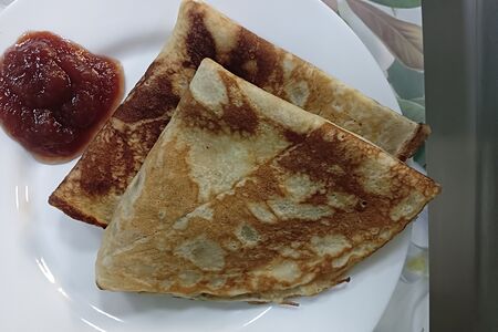 Блинчики с черничным джемом