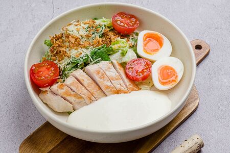Цезарь с куриным филе и муссом из пармезана
