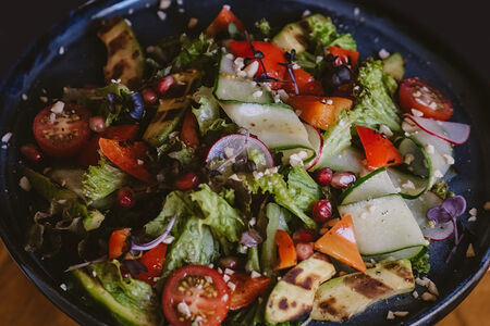 Салат из овощей и авокадо на гриле