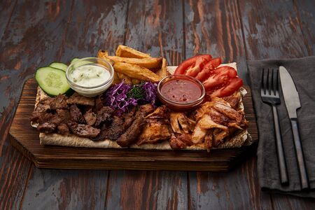 Шаурма на тарелке с телятиной и курицей