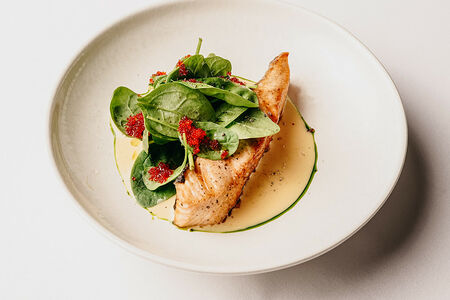 Стейк лосося с голландским соусом и молодым шпинатом