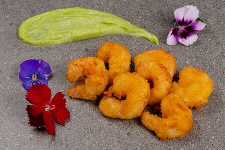 Креветки темпура с соусом сладкий чили